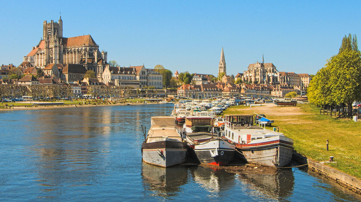 Francuska tura - rijeka Yonne, Bourgogne-Franche-Comté, SERVICE-REISEN fotografija