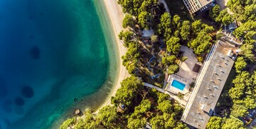 Pogled na hotel Maestra i pješćanu plažu u Brelima, modno travel