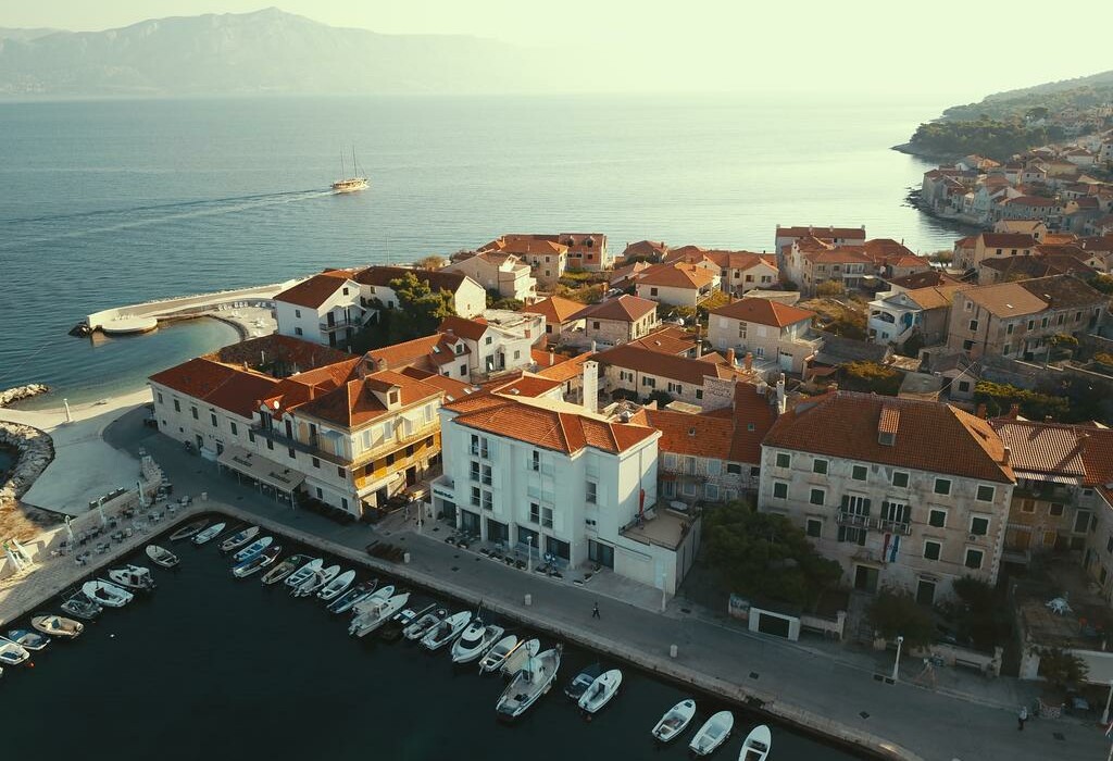 Otok Brač, Postira, Hotel Vrilo, mjesto Postira