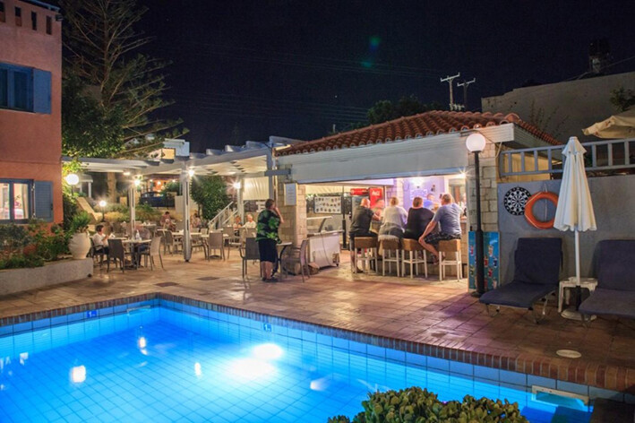 Kreta last minute ponuda hotela, Hotel Marilisa, bazen i bar, noćni život