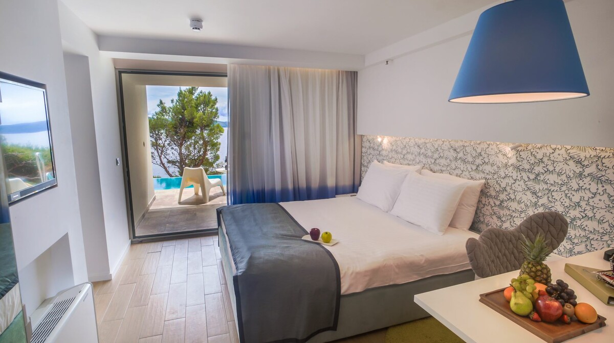 TUI BLUE Makarska Junior Suite Swim Up pogled more