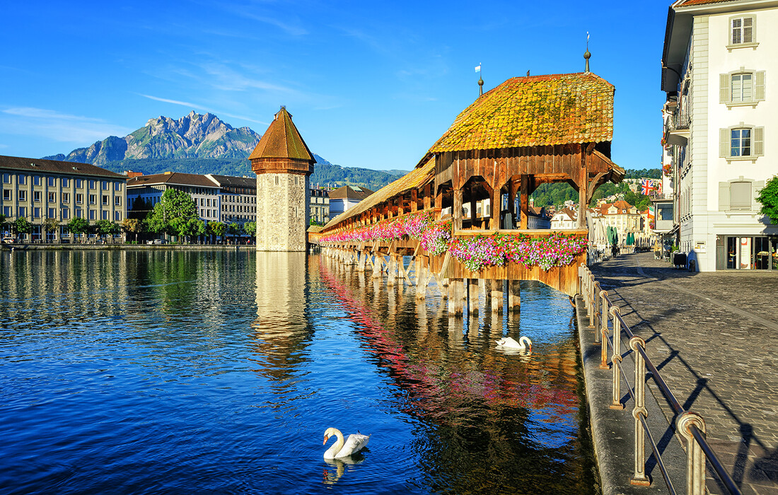 Kapellbrucke je simbol Luzerna, putovanje Švicarska, putovanje autobusom, mondo travel