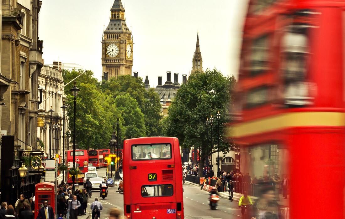 Crveni double decker bus i Big Ben na putovanju London avionom