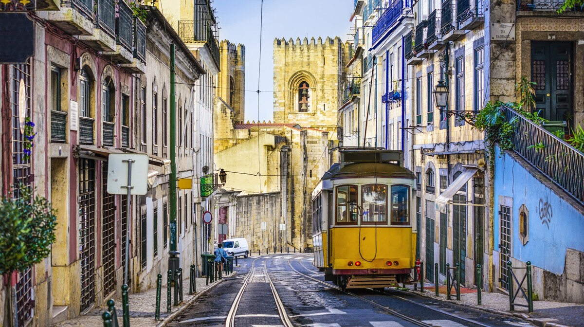 Žuti tramvaj u strarim ulicama Lisabona, putovanje u Lisabon i portugalska tura