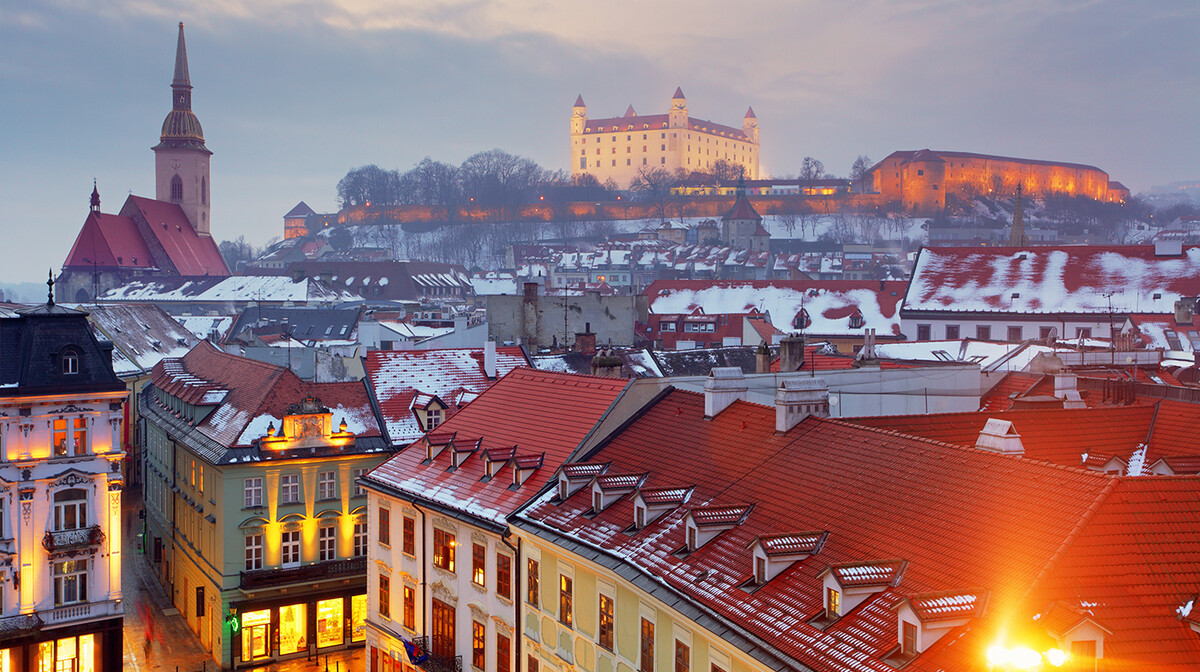 Zima u Bratislavi, pogled na Hrad, putovanje u Bratilaslavu, Mondo travel