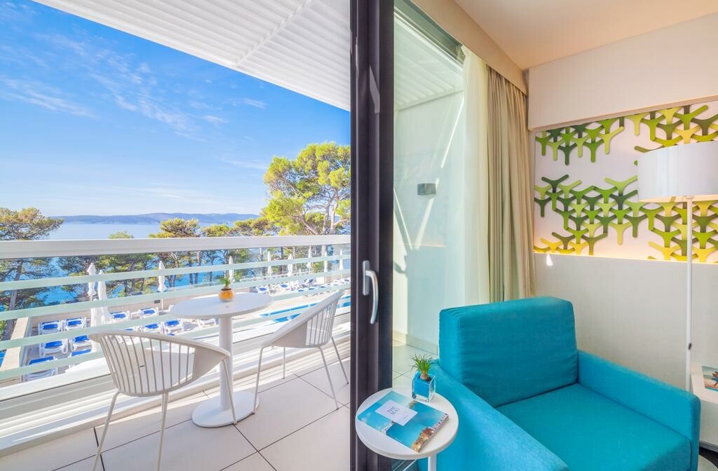 Dvokrevetna soba s pogledom na more i balkonom u hotelu Berlulia beach, modno travel
