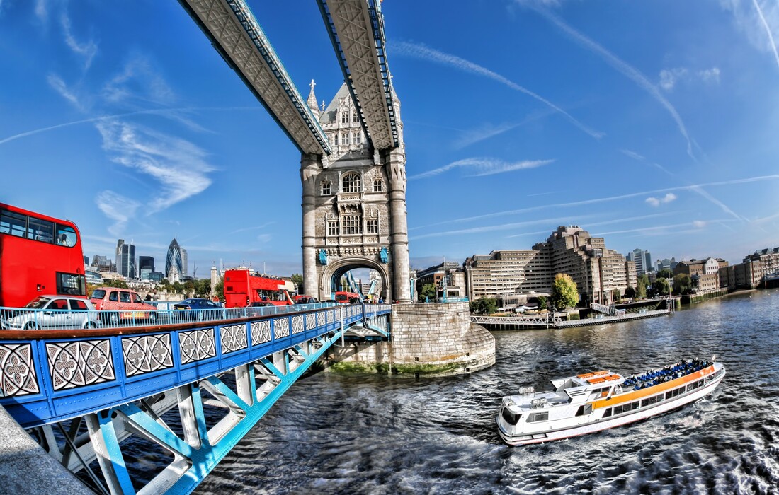 Tower bridge i rijeka Themsa na putovanju London avionom