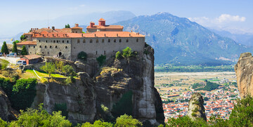 Meteora, skupina grčkih pravoslavnih manastira izgrađenih na visokim kamenim liticama