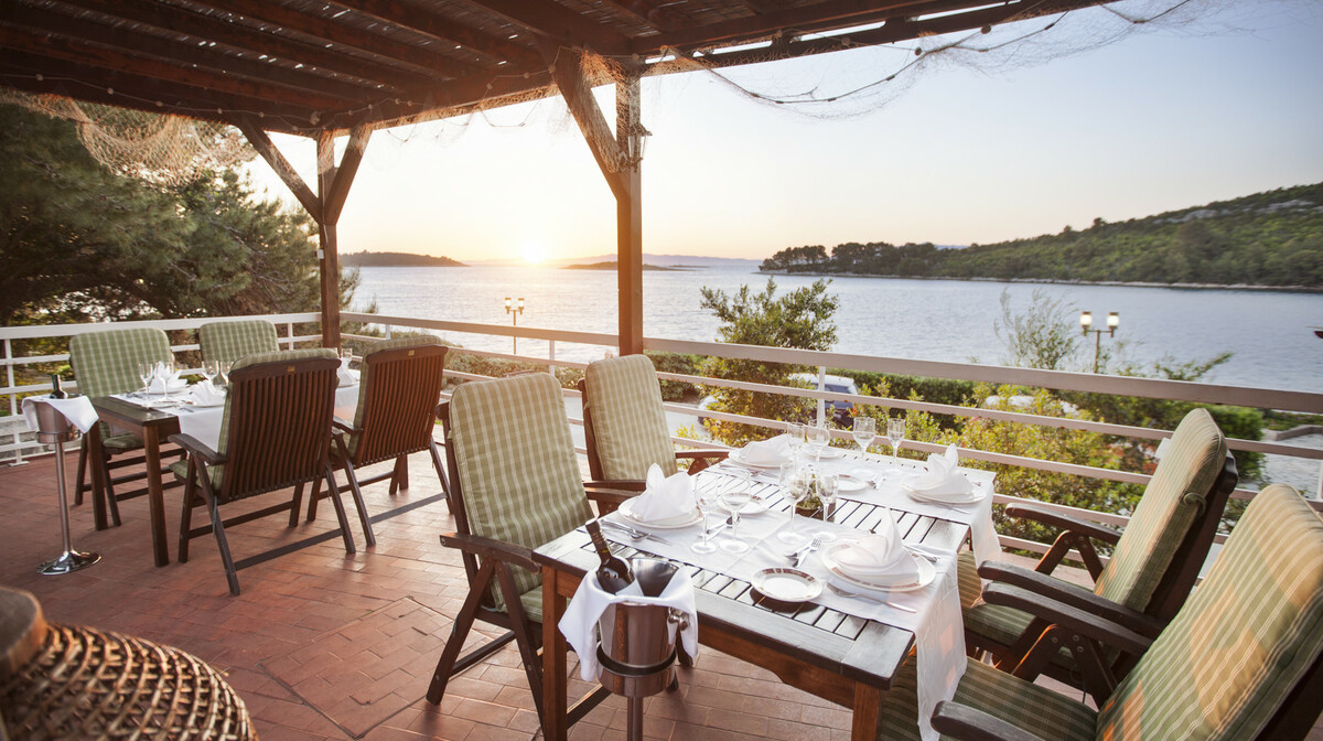 Ljetovanje u Hrvatskoj, Otok Mljet, hotel Odisej, restoran uz zalazak sunca
