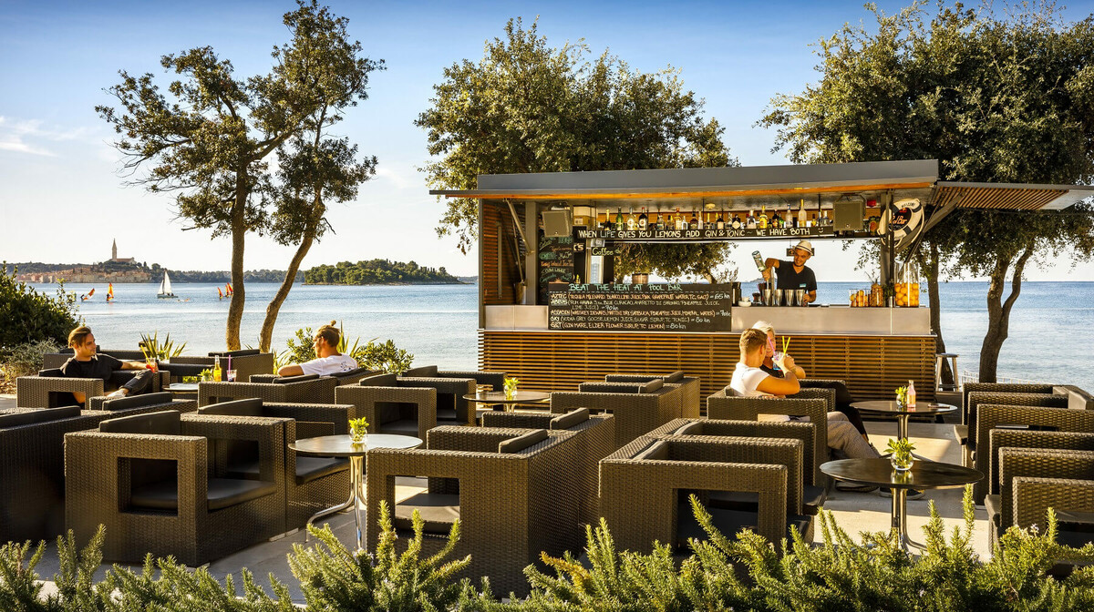 Bar Turističkog naselje Amarin s pogledom na Rovinj, mondo travel