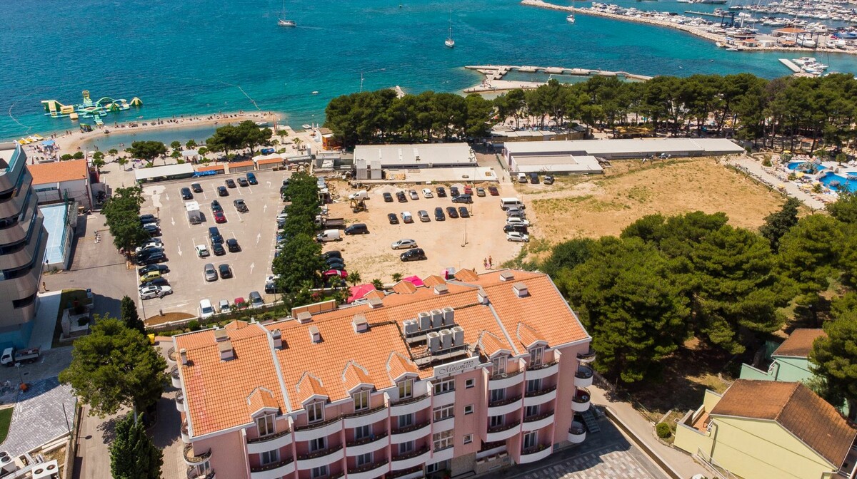 Vodice, Hotel Miramare, pogled na grad i plažu