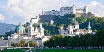 Rijeka Salzach i pogled na Mozartov grad Salzburg, putovanje u Salzburg