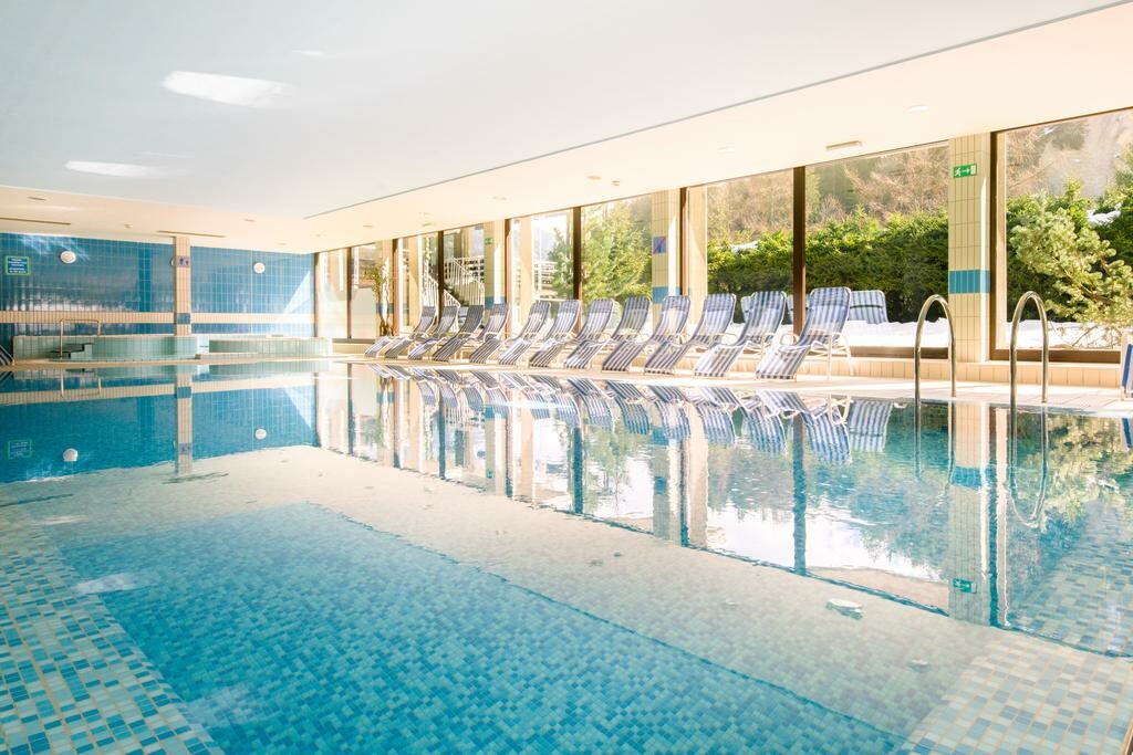 Slovenija, wellness, Best Western hotel Kranjska Gora, unutarnji bazen sa ležaljkama