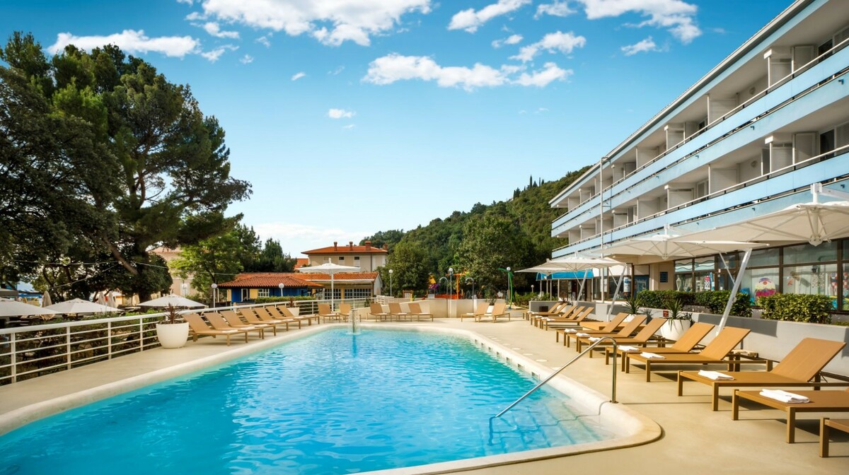 Vanjski  bazen hotela Marina u Mošćeničkoj Dragi.