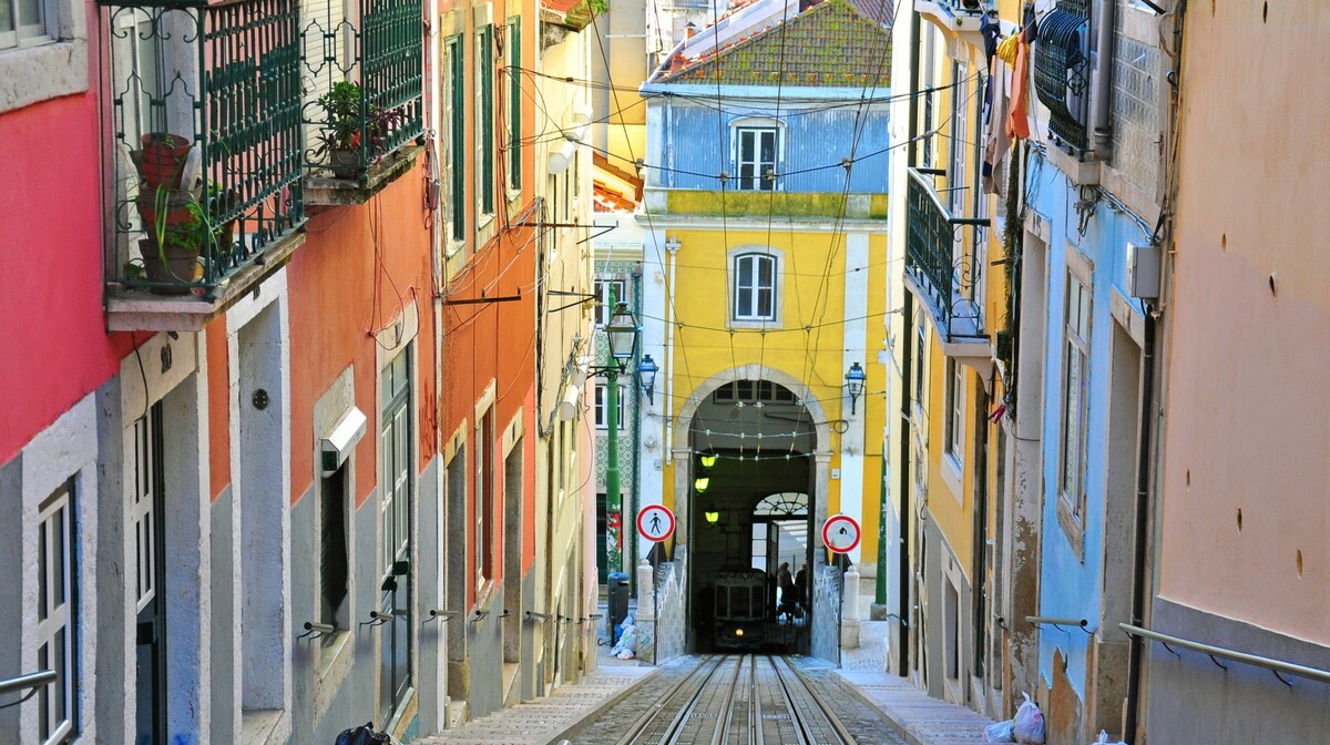 Šarene ulice na Bairo Alto u Lisabonu, putovanje u Portugal