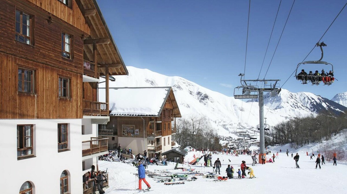 Francuska, skijanje, Les Sybelles, Résidence Prestige L'Orée des Pistes, pogled izvana uz žičaru