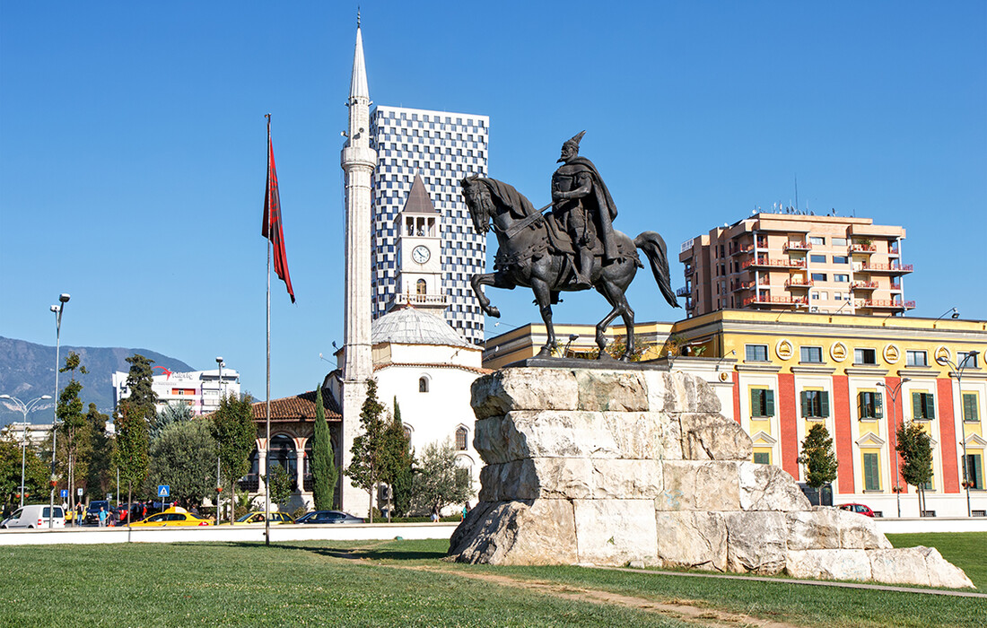 Tirana, spomenik Skanderbegu, putovanje Albanija, autobusno putovanje