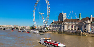 London eye i turistički brod na rijeci Themsi, London putovanje
