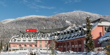 Slovenija, Skijanje u Sloveniji, Kranjska Gora, Ramada Hotel, pogled na hotel i planine u snijegu
