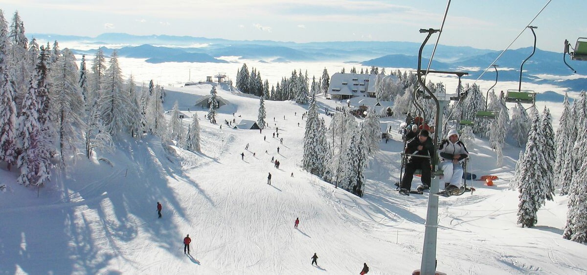 Skijanje Krvavec, skijalište Krvavec, snijeg, ski staza, gondole,panorama