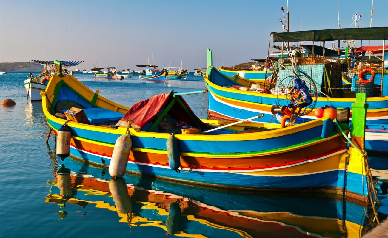 Luzzu čamci u 3 boje,  ljetovanje Mediteran, Malta, direktan let