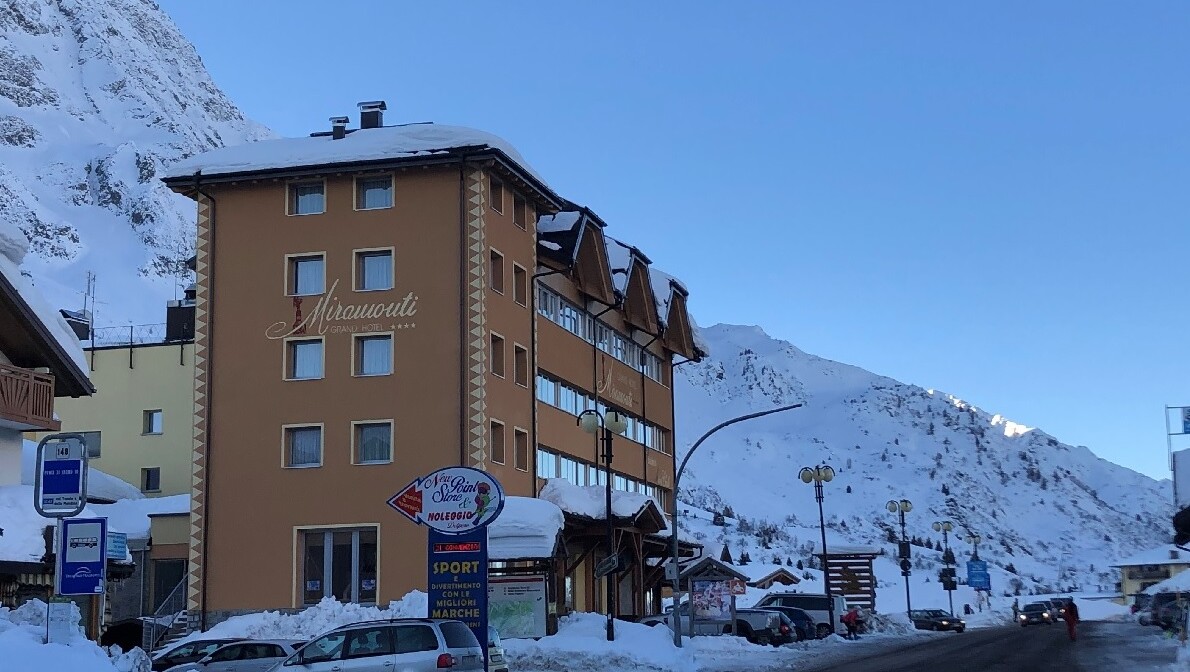 Skijanje u Italiji, skijalište Passo Tonale, Grand hotel Miramonti, pogled izvana