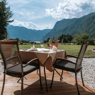 Skijanje i wellness u Sloveniji Apartmani Triglav doručak na otvorenom sa pogledom u planine