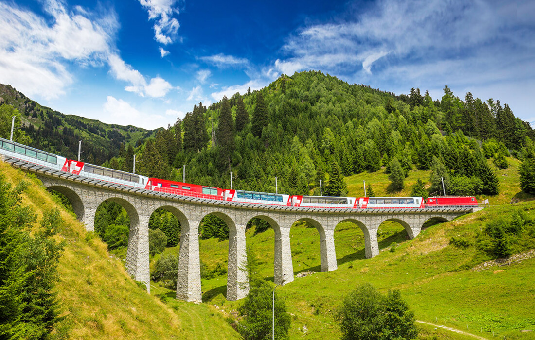 Vlak Bernina Express na švicarskoj planini2