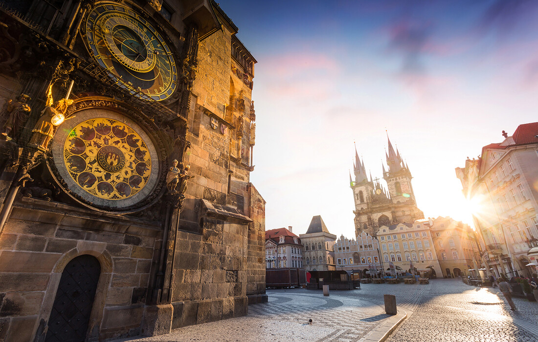 Prag, Astronomski sat Orloj-ura s posebnim mehanizmom i brojčanikom