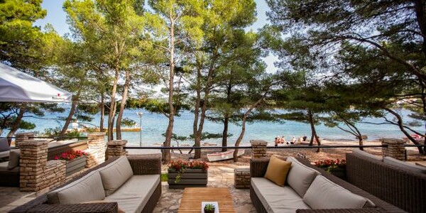 Vrboska, Labranda hotel Senses, caffe bar uz more