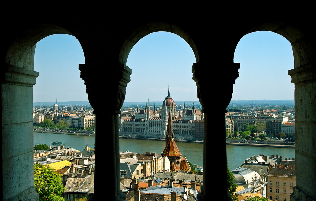 Pogled na Dunav i zgradu Parlamenta, putovanje u Budimpeštu, vikend u Budimpešti