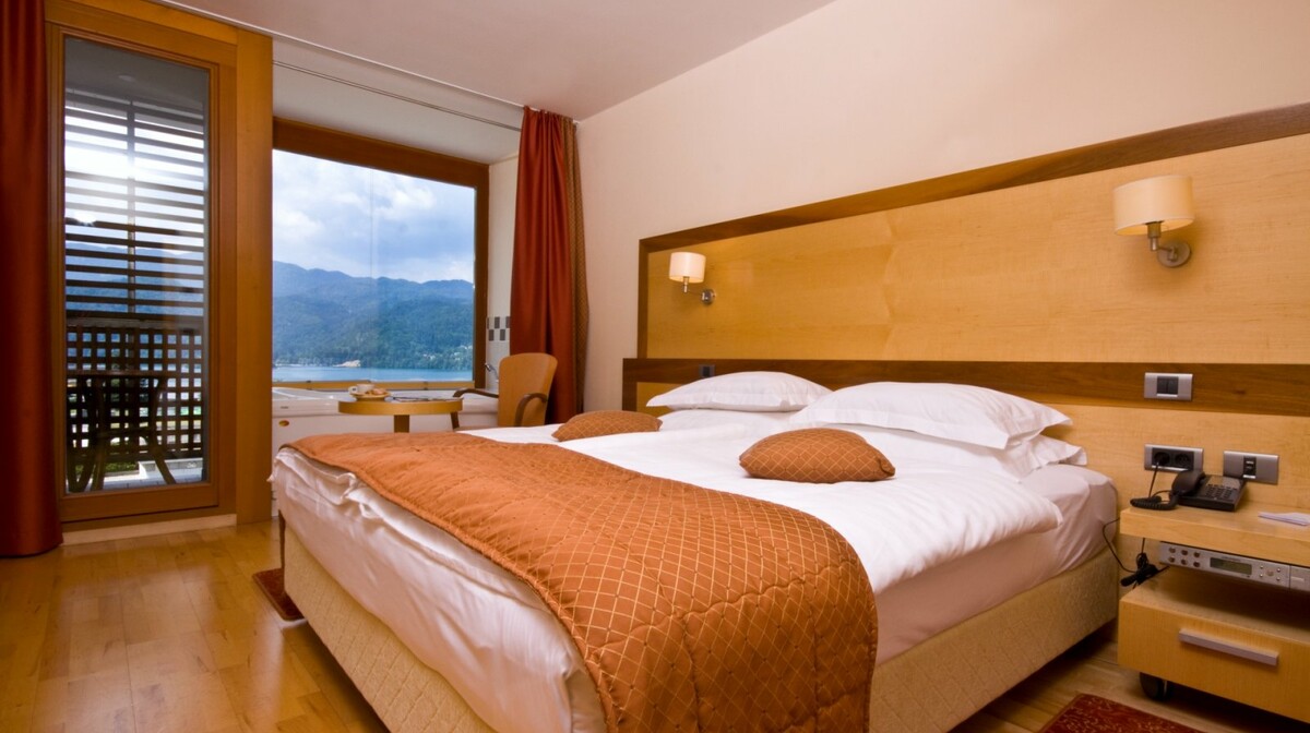 Bled, Hotel Lovec, jacuzzi u sobi2