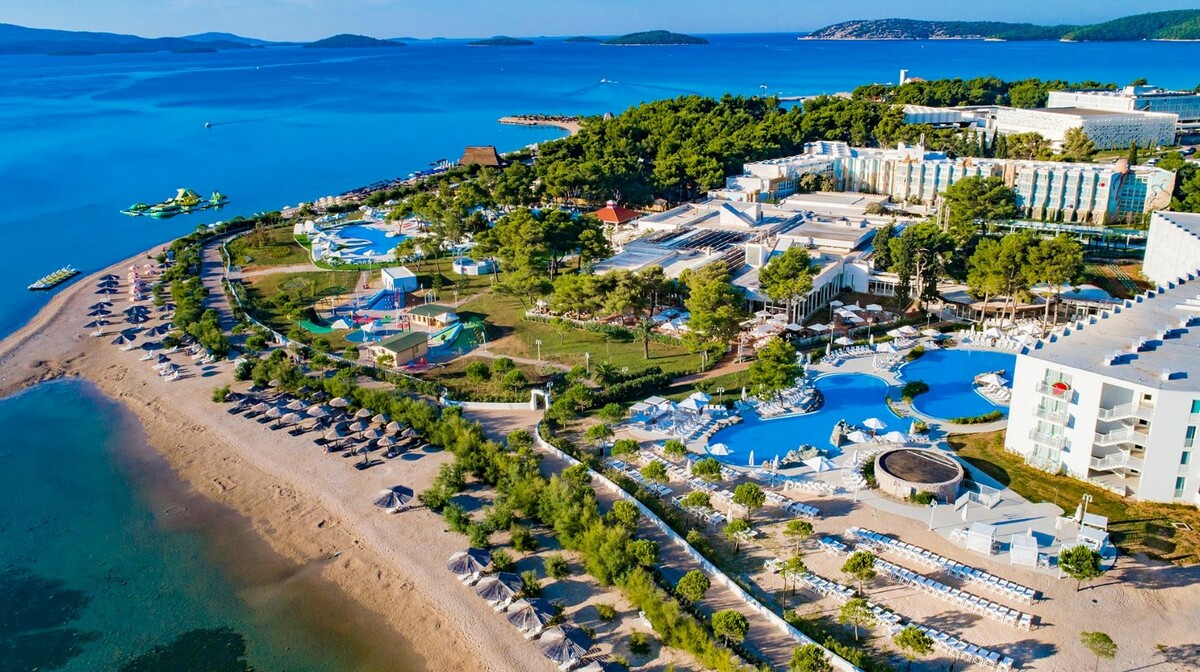 1588587612-Solaris, Hotel Jakov, plaža