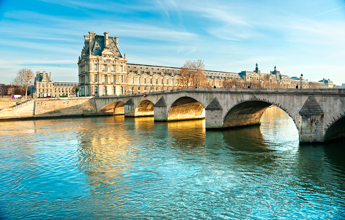 Krstarenje Seinom sa pogledom na muzej Louvre, Pariz putovanje