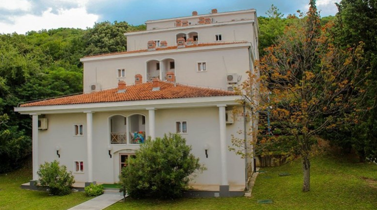 Omišalj, Hotel Delfin