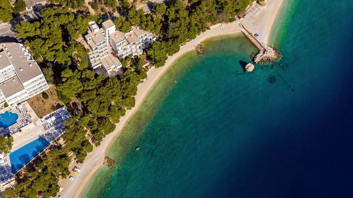 Pogled na hotel i plažu luksuznog hoteal Bluesun Berulia beach, mondo travel