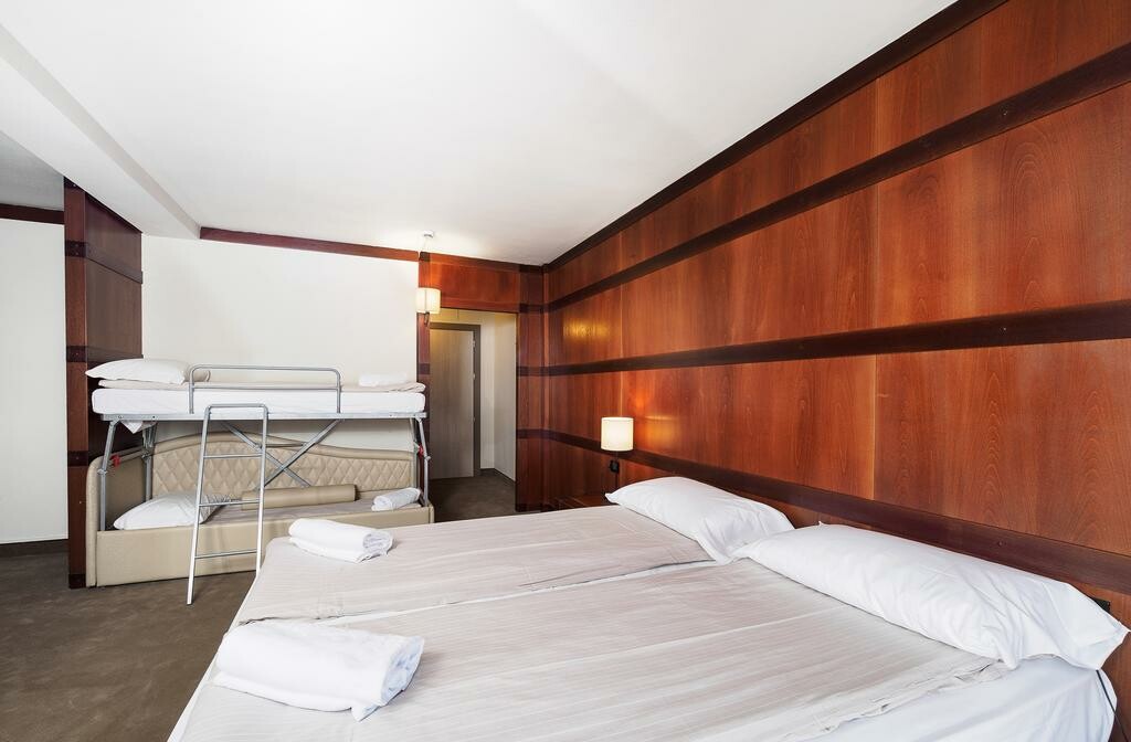 Skijanje u Italiji, skijalište Passo Tonale, Hotel Piandineve, soba i kreveti na kat
