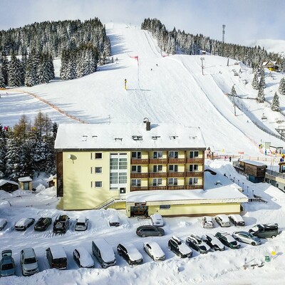 Hotel Lachtalhaus na ski stazi.