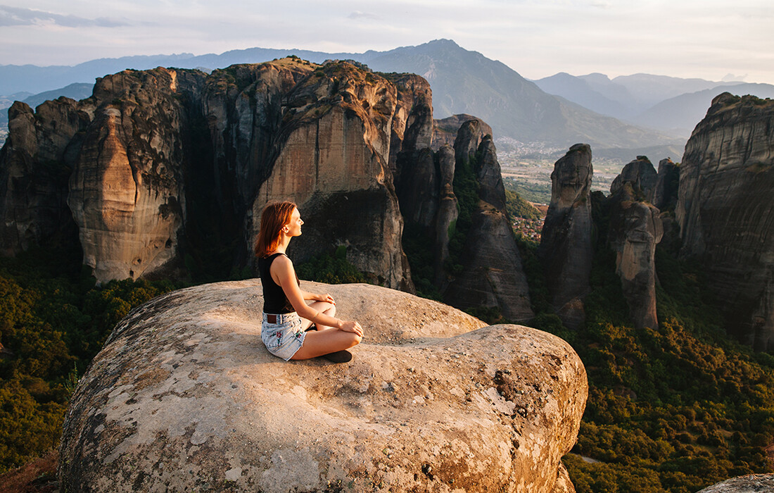 Grčka, Meteora, djevojka koja meditira