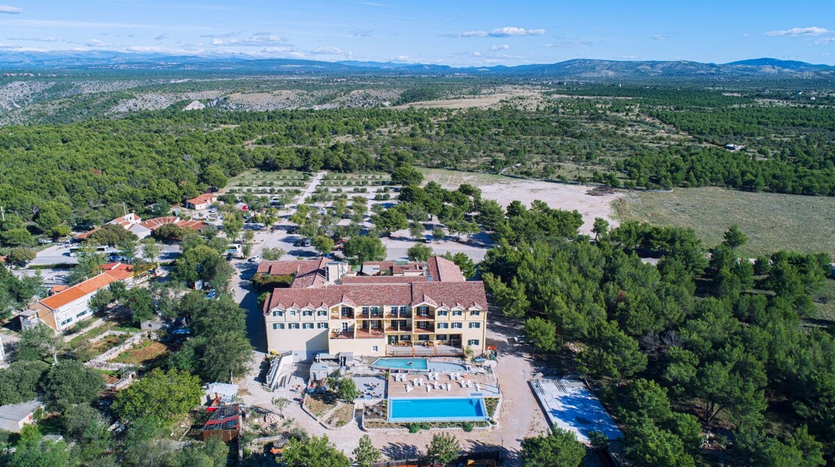 Lozovac, Hotel Vrata Krke