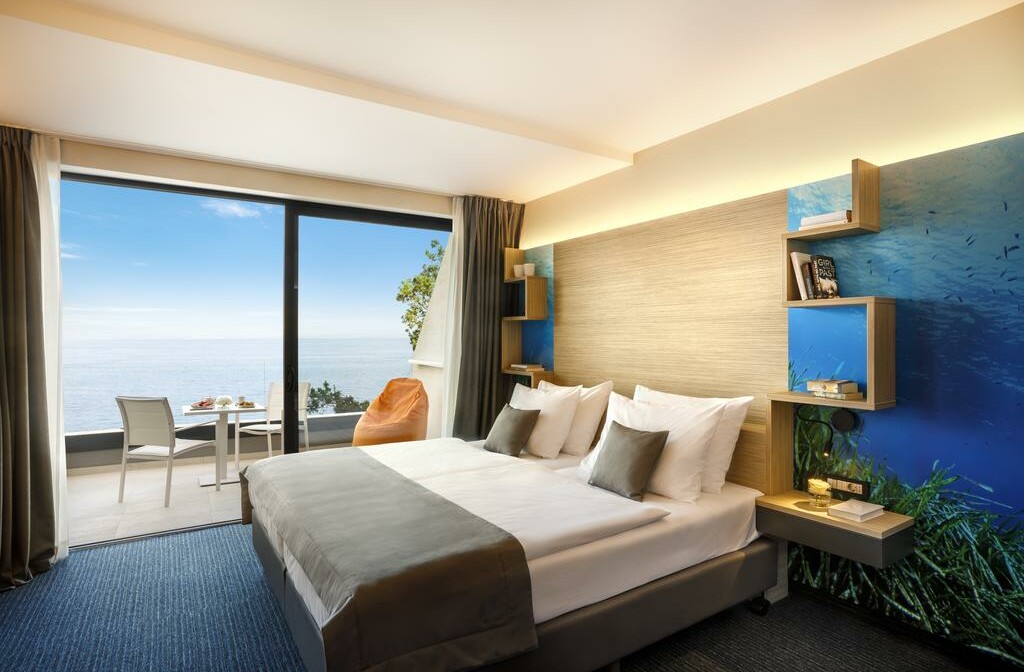 Dvokrevetna soba s pogledom na more u hotelu Ičići u Ičićima.