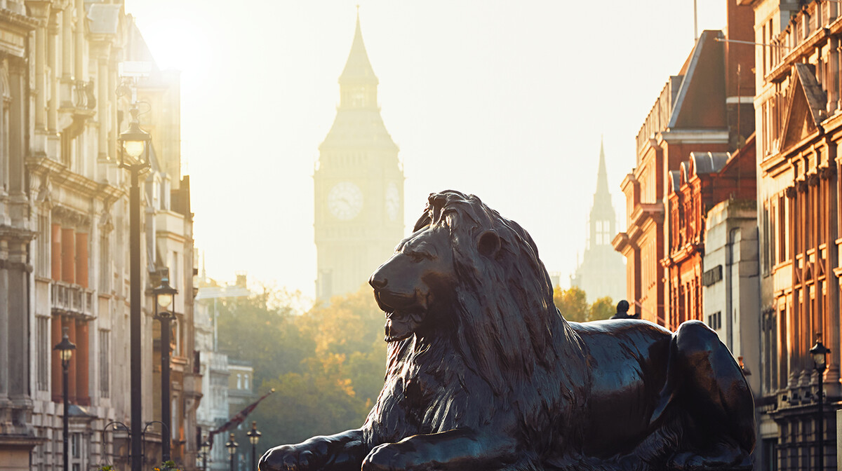 Ulice u Londonu uz zalazak sunca i pogled na Big Ben