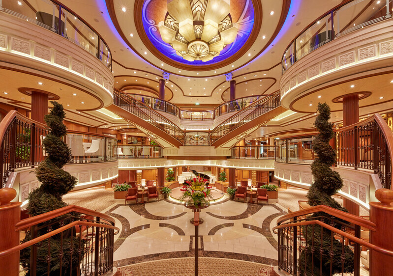 Queen Elizabeth - Grand Lobby
