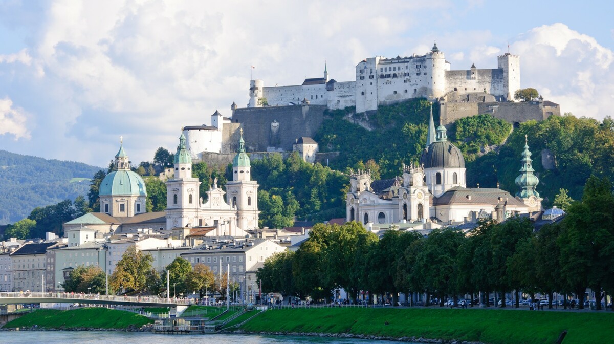 Rijeka Salzach i pogled na Mozartov grad Salzburg, putovanje u Salzburg