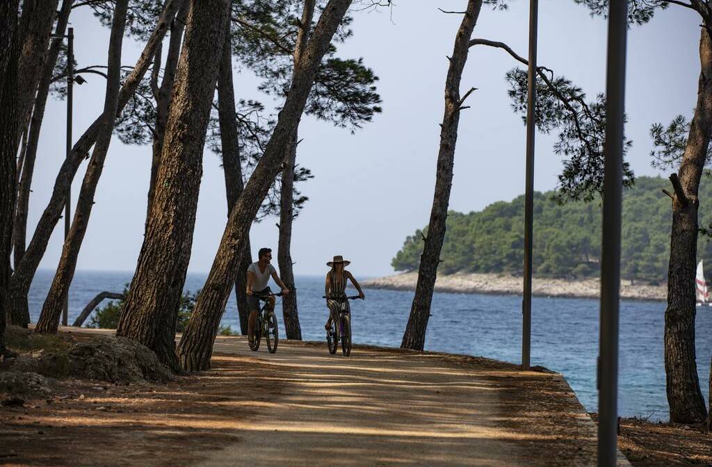 Vožnja biciklima uz obalu otoka Lošinja.