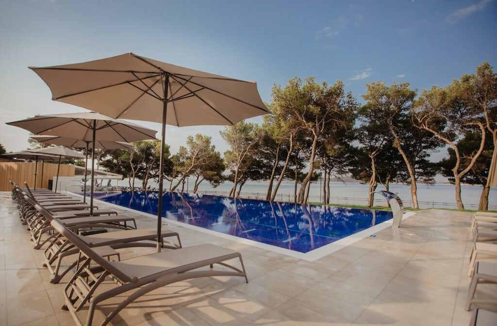 Vodice, Hotel Villa Arausana & Antonina, vanjski bazen uz pogeld na more