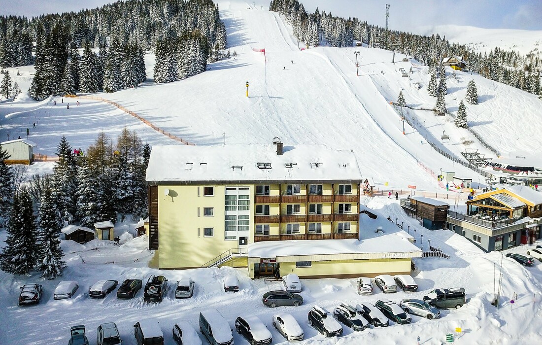 Hotel Lachtalhaus na ski stazi.