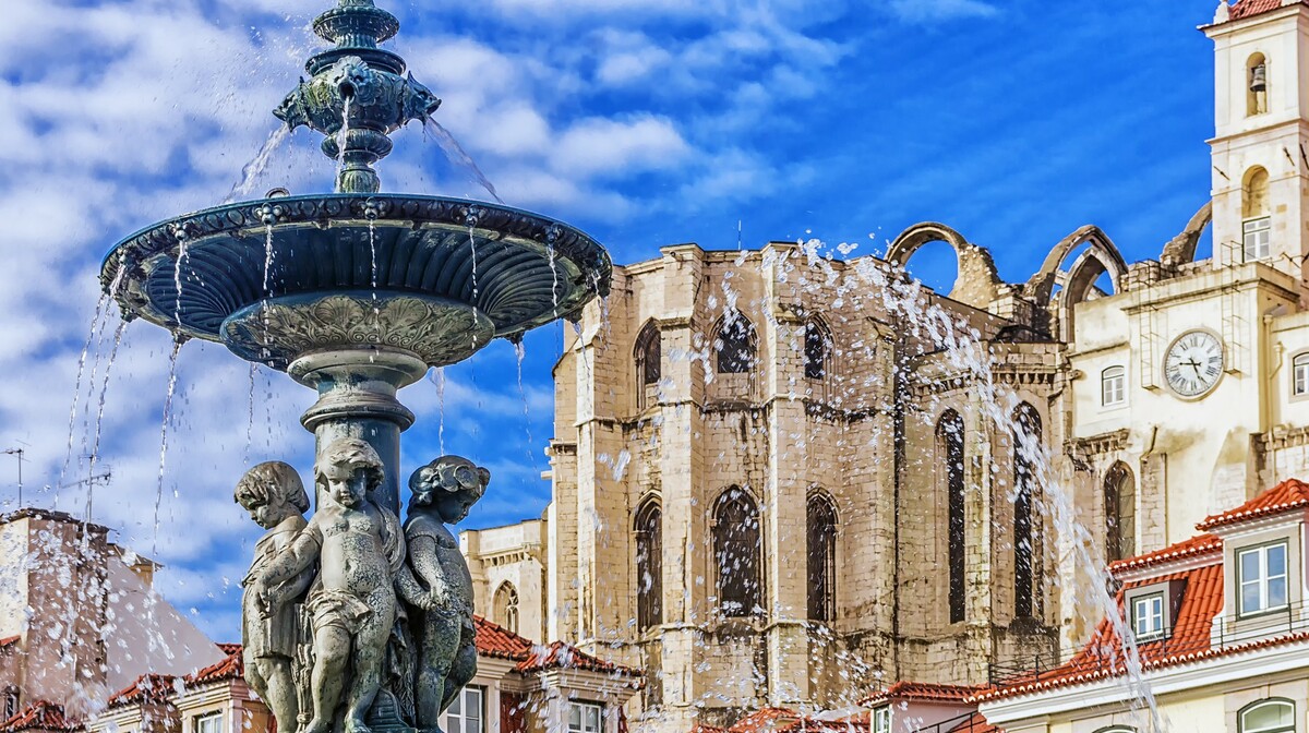 Fontana na trgu Chiado, Lisabon, putovanje u Portugal