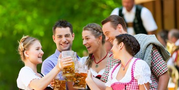 mladi se zabavljaju na Oktoberfestu , autobusna putovanja, Mondo travel, europska putovanja