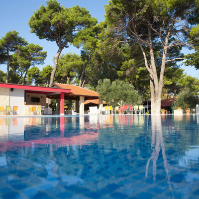 Vanjski bazen u turističkom naselju Mediteransko selo, Biograd na Moru.